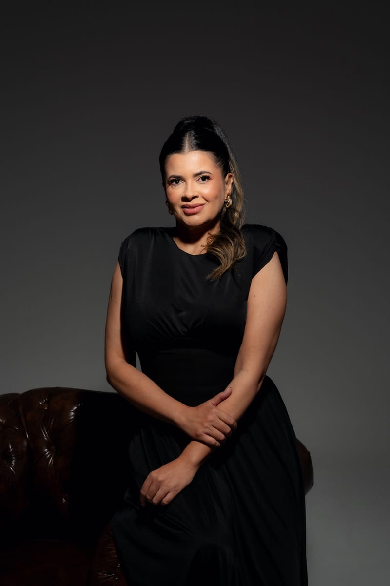 Retrato de Weiri Borges sentada, sorrindo.